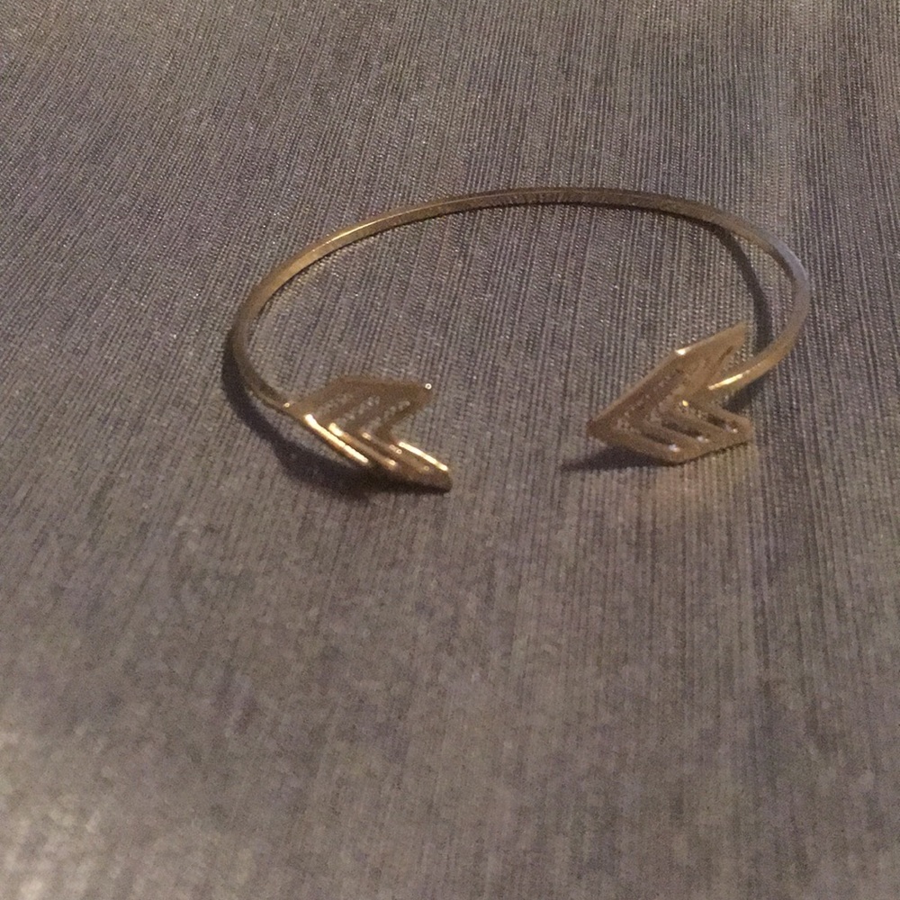 NWOT Arrow bracelet